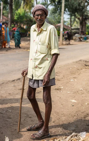 黄色のシャツと茶色のパンツ細い古い男は 未舗装の道路上の杖で歩く Belathur カルナタカ インド 2013 — ストック写真