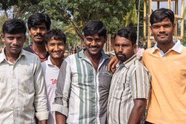 Belathur, Karnataka, Hindistan - 1 Kasım 2013: Grup Genç Hindu fotoğraf için poz. Çoğu çoğunlukla beyaz gömlek giymek. Bunların arkasındaki yeşil ağaçlar. 