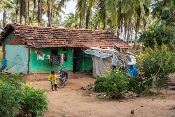 Belathur Karnataka India November 2013 Little Girl Plays Front Green — Stock Photo, Image