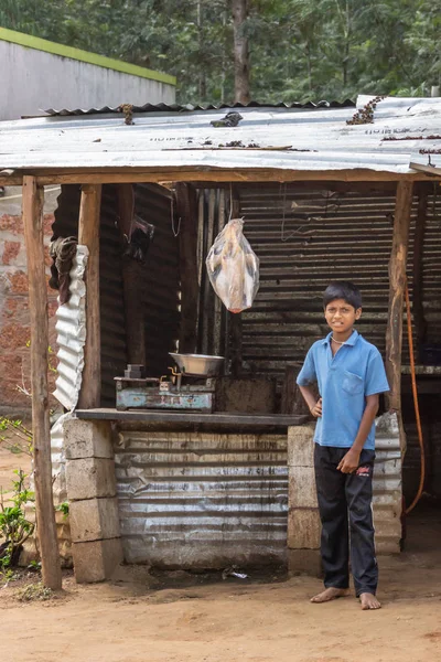 Belathur カルナタカ インド 2013 老朽化した肉屋の前に立っている青いシャツを着た男の子のクローズ アップ ディスプレイ上の鶏の肉 段ボールのシート工法 — ストック写真