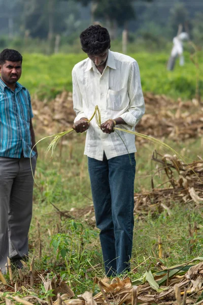 Belathur Karnataka India November 2013 Water Witcher Met Wit Overhemd — Stockfoto