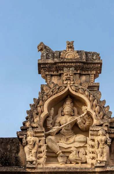 Shravanabelagola 卡纳卡 2013年11月1日 棕色石头与黑色模子神雕像在适当位置在屋顶的边缘在耆那 Tirth 萨拉斯瓦蒂女神与仪器 — 图库照片