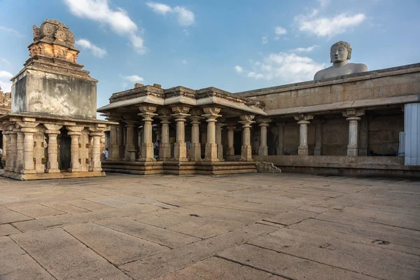 Shravanabelagola 卡纳卡 2013年11月1日 庭院与培根结构在柱子 Bhagwan Bahubali 的头在蓝天下窥视着白云 — 图库照片