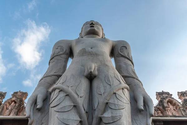 Shravanabelagola カルナタカ インド 2013 ジャイナ教 Tirth で灰色花崗岩の巨大な Bhagwan Bahubali 像に見える下から青空トップへ — ストック写真