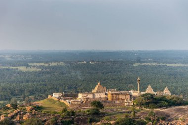 Shravanabelagola, Karnataka, Hindistan - 1 Kasım 2013: Bhagwan Bahubali Jain Tirth görüldü. Chandragupta Basadi, Digambar Jain Mandiri ve Bhagwan Bharat Tapınağı karmaşık tepe üzerinde. Arkada ovaları.
