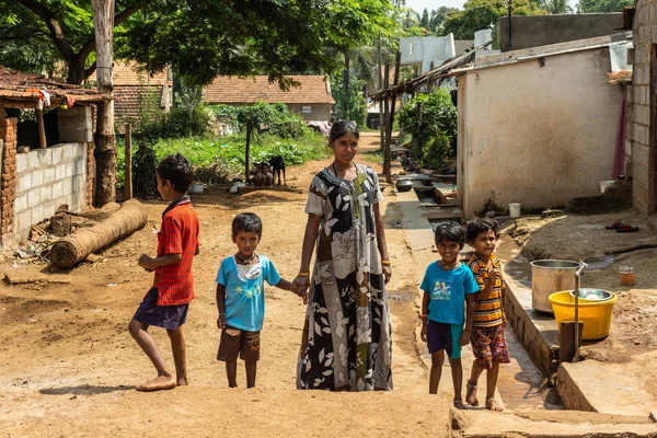 Nilavagilukaval Karnataka Indien November 2013 Mutter Mit Grauem Geblümten Kleid — Stockfoto