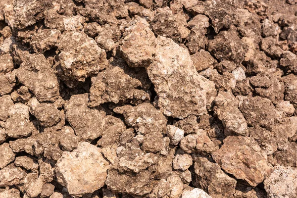 Hunsur, Karnataka, Hindistan - 1 Kasım 2013: Kahverengi ham kireç taşı Closeup benekli kireç görünür. Ezilmiş ve içinde ısıtmalı fırın olmak.