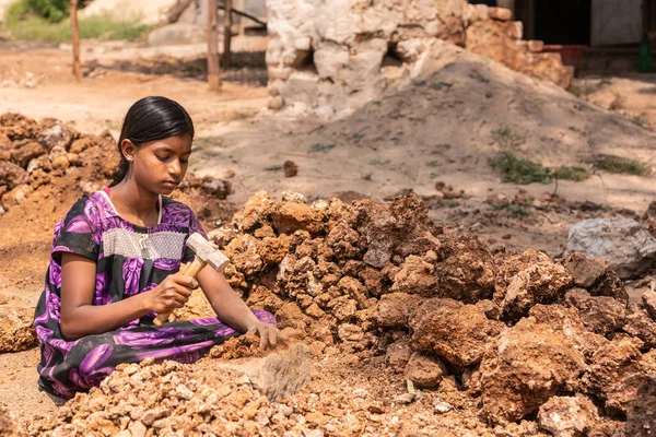 Hunsur Karnataka Indie Listopad 2013 Siedzącej Dziewczynki Miażdży Wapienia Ciężki — Zdjęcie stockowe