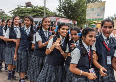 Mellahalli, Karnataka, Hindistan - 1 Kasım 2013: Karnataka Rajyotsava geçit töreni. Karanlık etek, solgun gömlek ve karanlık yelek, tüm gülümsüyor kameraya bakarak Üniformalı genç okul kız grubu.