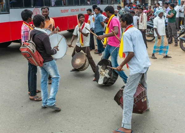 Mellahalli Karnataka Indien November 2013 Karnataka Rajyotsava Parad Sex Manliga — Stockfoto