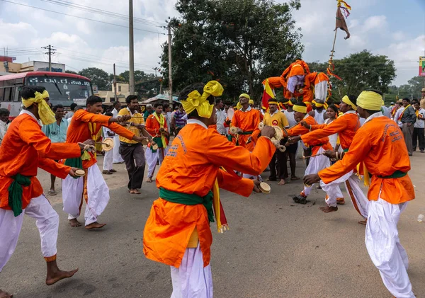 Mellahalli カルナタカ インド 2013 カルナータカ州 Rajyotsava パレード 路上円でオレンジと白の男性のダンスのグループ — ストック写真