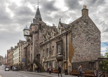 Edinburgh, İskoçya, İngiltere - 12 Haziran 2012: Closeup kahverengi taş insanlar hikaye Müzesi ağır fırtınalı gökyüzü altında Saat Kulesi. Daha önce Tolbooth.