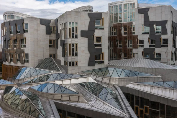 Edinburgh Skoçya Ngiltere Haziran 2012 Modern Mimarisi Bulutlu Mavi Gökyüzü — Stok fotoğraf