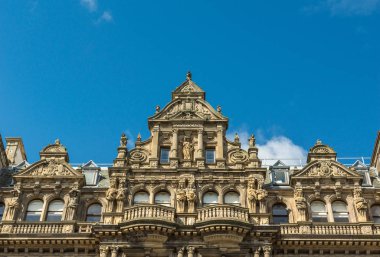 Edinburgh, İskoçya, İngiltere - 13 Haziran 2012: En iyi alışveriş caddelerinin Prenses ve Güney David mavi gökyüzü altında üzerinde anıtsal kahverengi taş cephe.