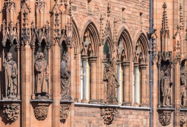 Edinburgh, İskoçya, İngiltere - 13 Haziran 2012: Portre, satır bir heykel Scottish National Portrait Gallery kahverengi taştan cephesinde tarihi bireylerin.