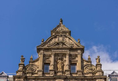 Edinburgh, İskoçya, İngiltere - 13 Haziran 2012: En iyi niş mağaza mavi gökyüzü altında Prenses ve Güney David sokak köşesinde anıtsal kahverengi taş cephe.