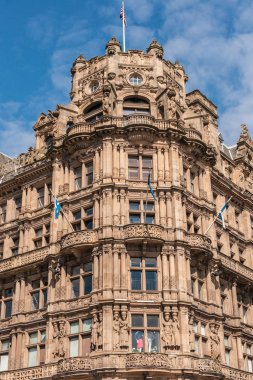 Edinburgh, İskoçya, İngiltere - 13 Haziran 2012: Köşe anıtsal kahverengi taş cephe caddelerinin Prenses ve Güney David mavi gökyüzü altında departmanı deposu.