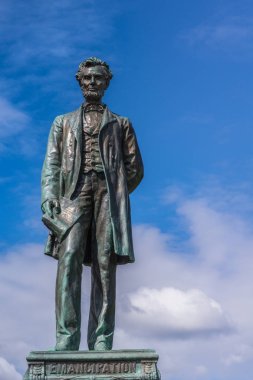 Edinburgh, İskoçya, İngiltere - 13 Haziran 2012: Sadece Abraham Lincoln bronz heykel eski Calton mezarlığı üzerinde mavi bulutlu gökyüzü karşı izole.