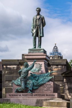 Edinburgh, İskoçya, İngiltere - 13 Haziran 2012: Abraham Lincoln bronz heykele eski Calton mezarlığı ile anti kölelik ve kurtuluşu tema. Mavi bulutlu gökyüzü. Siyah köle altındaki kurtuldu.