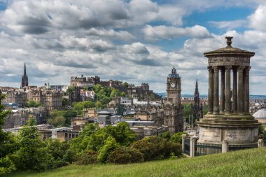 Edinburgh, İskoçya, İngiltere - 13 Haziran 2012: Donald Stewart anıt eski şehir ile Calton Hill üzerinde kale, yeni Koleji, Lloyds bankacılık Grup, Balmoral Saat Kulesi, Scott anıt ağır cennet altında.