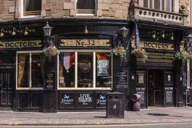Edinburgh, İskoçya, İngiltere - 13 Haziran 2012: Siyah cephe ve doktorlar peluş pub giriş gösterir reklamların, varil ve çiçekler sırasında 2012 Avrupa futbol.