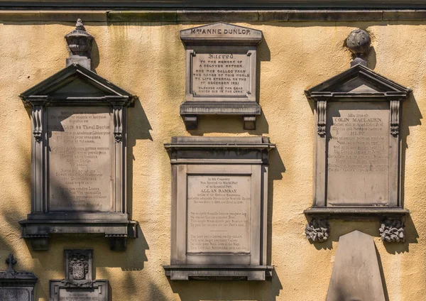 爱丁堡 苏格兰 2012年6月13日 纪念板设置在黄色 Flodden Greyfriars Kirkyard 古代水泥壁画铭文 — 图库照片