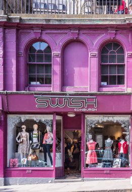 Edinburgh, İskoçya, İngiltere - 13 Haziran 2012: Pembe cephe homoseksüel butik, windows ve Victoria alışveriş caddesi boyunca içinde alışveriş modelleri ile Giyim Mağazası.