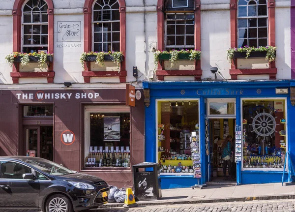 Edinburgh Scotland June 2012 Brown Facade Whisky Shop Blue Facade — Stock Photo, Image