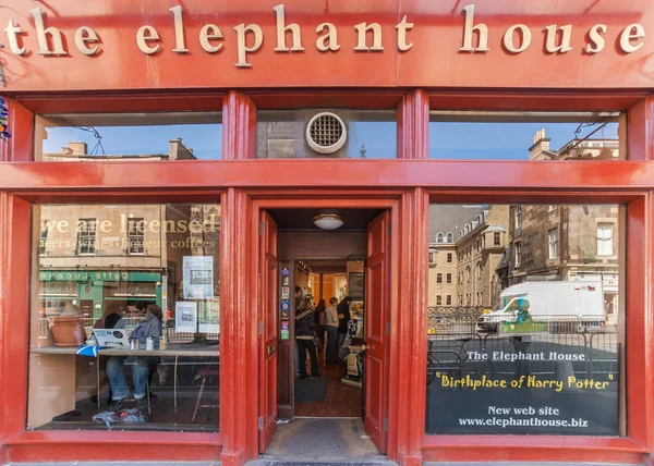 爱丁堡 苏格兰 2012年6月13日 大象房子 茶和咖啡店的红色门面 和哈利波特的诞生地 反射窗口 里面的人 — 图库照片