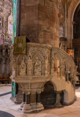 Edinburgh, İskoçya, İngiltere - 13 Haziran 2012; St Giles Katedrali. Anıtsal deacorated taş minber karşı büyük ayağı.