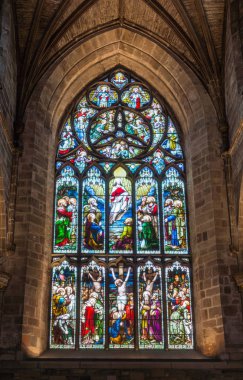 Edinburgh, İskoçya, İngiltere - 13 Haziran 2012; St Giles Katedrali. Lekeli pencere fırsatımdı calvary sahne çarpılar üzerinde üç kişi ve yükseliş sahne arkasında.