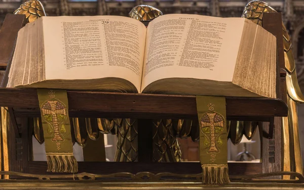 Edinburgh Scotland June 2012 Giles Cathedral Closeup Proverb Book Hebrew — Stock Photo, Image