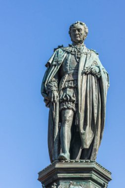 Edinburgh, İskoçya, İngiltere - 13 Haziran 2012; Portre, heykel, Walter Montagu Douglas Scott, mavi gökyüzü karşı parlamento meydanında Buccleuch Dükü. Yeşilimsi bronz adam bize bakıyor.