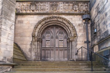 Edinburgh, İskoçya, İngiltere - 13 Haziran 2012; St Giles Katedrali. Closeup fırsatımdı yan, dekore yay geçidi, TOW ve hafif kahverengi ahşap kapılar kapalı yan girişinde.
