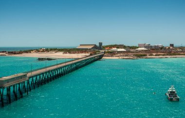 Broome, Wa, Avustralya - 29 Kasım 2009: Uzun iskele sonunda nerede gemi sabitleyebilirsiniz wharf yol açar. Bir arazi dil üzerinde inşa. Hint Okyanusu ve karaca Buck Bay arasında Yarımadası. Mavi gökyüzü, masmavi su.