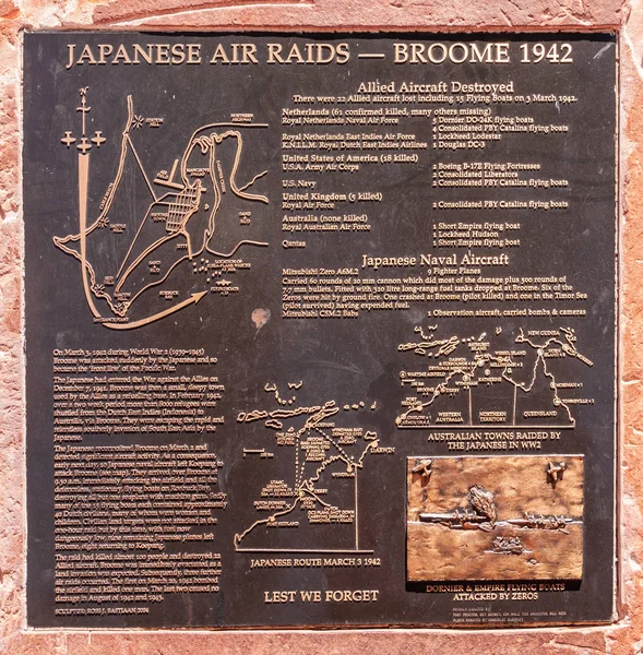 ブルーム ワシントン州 オーストラリア 2009 1942 年に町の日本の爆撃にすばらしい細部で説明する茶色の金属板のクローズ アップ 数字およびテキスト — ストック写真