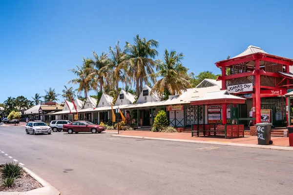 Broome Ausztrália November 2009 Street View Autók Emberek Előtt Fehér — Stock Fotó