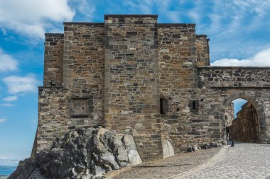 Edinburgh, İskoçya, İngiltere - 14 Haziran 2012: Kahverengi ve gri Foog kapısı ve bitişik surlar ile beyaz bulutlar mavi gökyüzü taş.