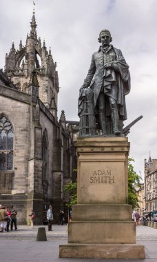 Edinburgh, İskoçya, İngiltere - 14 Haziran 2012: Adam Smith bronz heykel bulutlar ile mavi gökyüzü altında kahverengi taş Saint Gilles katedral önünde pazar meydanında. İnsanlarla sokak sahne.