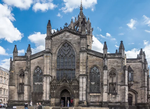 Edinburgh, İskoçya, İngiltere - 14 Haziran 2012; Beyaz bulutlar ile mavi gökyüzü gri taş St Giles Cathedral. Ana giriş yönü ile peopl meydanında.