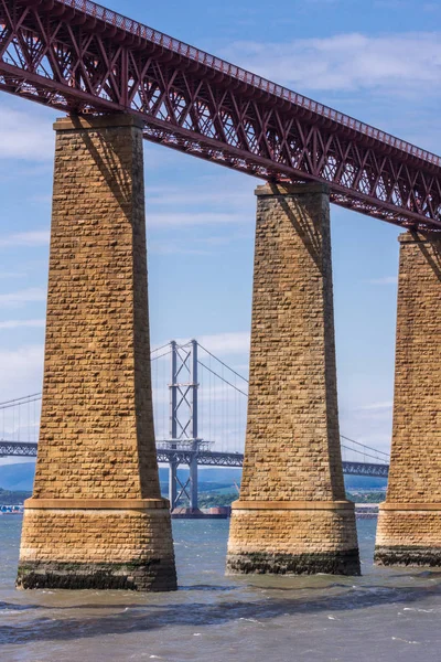 Queensferry Scotland Juni 2012 Hängebrücke Straßenbrücke Gesehen Durch Säulen Der — Stockfoto