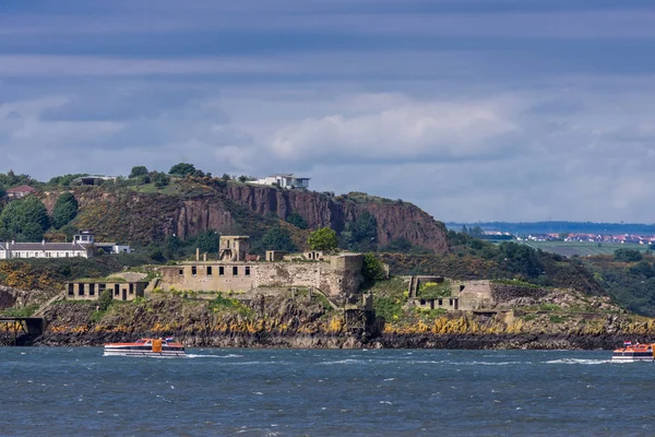 Queensferry, İskoçya, İngiltere - 14 Haziran 2012: Eski pil savunma kalede Firth of Forth arasında uçurum ile tepe üzerinde kahverengi taş. Mavi gökyüzü ve su. 