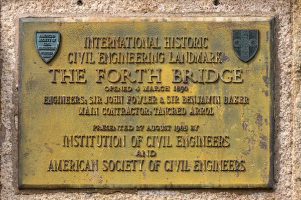 サウス クイーンズフェリー スコットランド イギリス 2012 黄色歴史的な金属プレート 1890 年にフォース橋のオープニングを発表します 橋のたもとで茶色の石壁に固定 — ストック写真