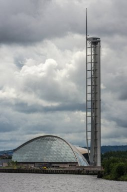 Glasgow, İskoçya, İngiltere - 17 Haziran 2012: Glasgow bilim merkezi ve Glasgow Tower adlı Canting Havzası River Clyde ağır cennet altında üzerinde. 