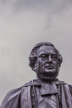 Glasgow, İskoçya, İngiltere - 17 Haziran 2012: Portre baş ve göğüs Norman Macleod bronz heykel Katedrali dışında. Siyah gri gökyüzü karşı şekil.