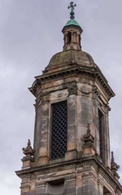 Glasgow, İskoçya, İngiltere - 17 Haziran 2012: Kahverengi taş tarihi yukarıda kulenin üstündeki Closeup bina, şimdi Puddleduck kreş, okul öncesi bakım tesisi ve okul. Gri gökyüzü.