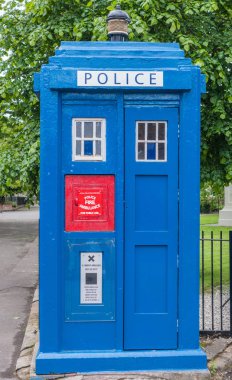 Glasgow, İskoçya, İngiltere - 17 Haziran 2012: Mavi ayağı gibi sığınak polis mesaj Katedrali dışında alarm var. Kırmızı ateş yama ile düğme. Çevresinde yeşil yeşillik. 