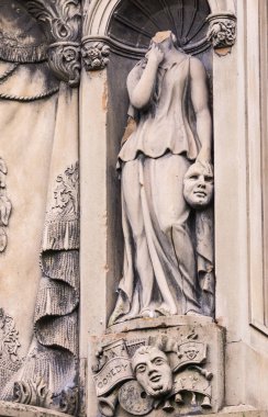 Glasgow, İskoçya, İngiltere - 17 Haziran 2012: Nekropolis. Yüzünü bir holding üç kadın heykelinin portre el yüz ve kelime komedi, John Henry Alexander üzerinde fresk üzerinde duran mezar anıtı.