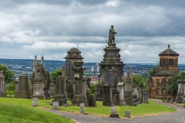 Glasgow, İskoçya, İngiltere - 17 Haziran 2012: Nekropolis. Kalıplı mezar anıt heykelleri ve mezar taşları hill, üstüne koleksiyonu gösterir daha geniş şehir ve manzarası ufukta, cennet.