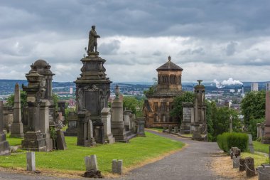Glasgow, İskoçya, İngiltere - 17 Haziran 2012: Nekropolis. Kalıplı mezar anıt heykeli William Mcgavin ve mezar taşları üzerine hill, koleksiyon gösterir daha geniş şehir ve manzarası ufukta, cennet.